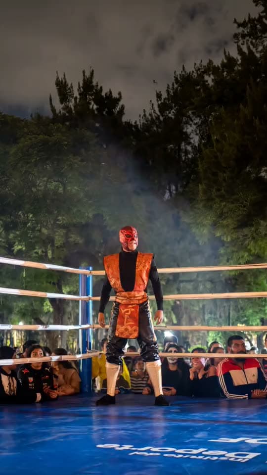 El clip del anuncio: La foto del ring se vuelve un clip: el luchador levanta el puño y el humo entra a escena.