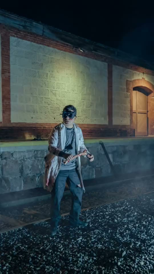 El clip del anuncio: El personaje sale de la foto de vestuario y camina por las vías con la luz de la noche.